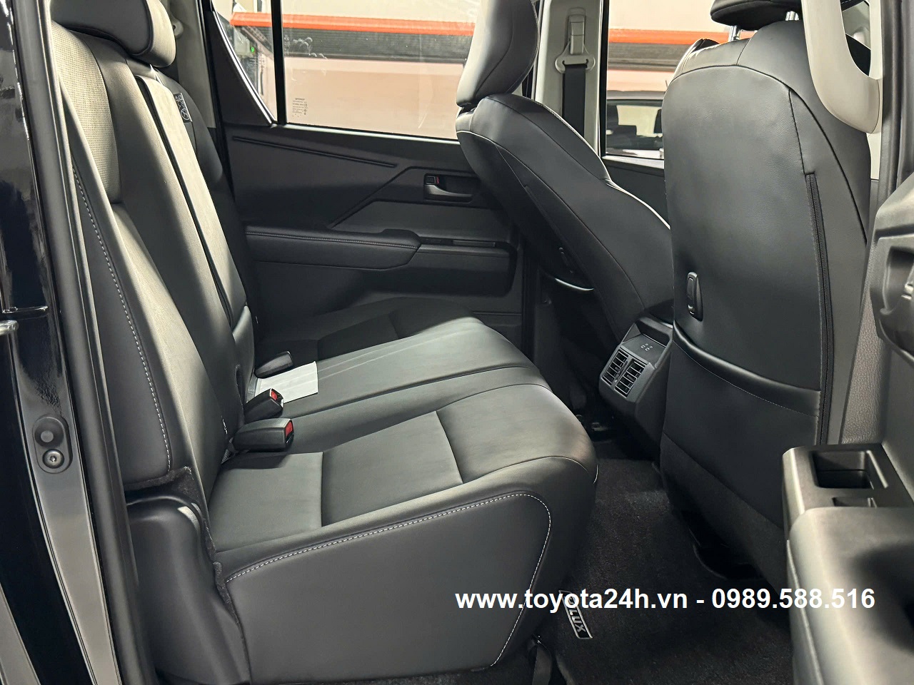 toyota-hilux-2.8AT-4x4-2026-mau-den-ghe-sau-xe-ban-tai